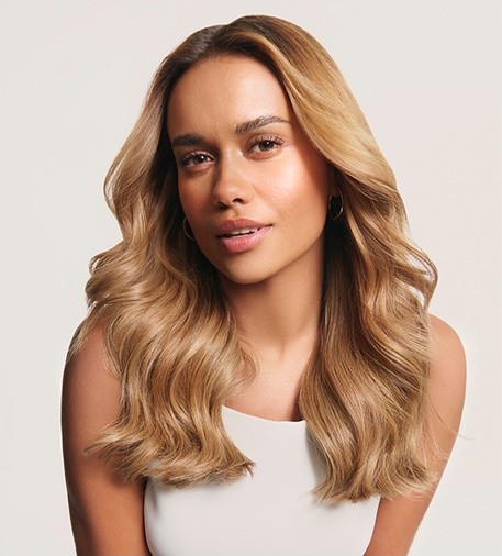 Kérastase Canada Blond Absolu Bain Lumière professional hydrating shampoo for lightened blonde hair.